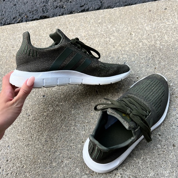 Women’s Adidas Sneaker - Picture 3 of 3